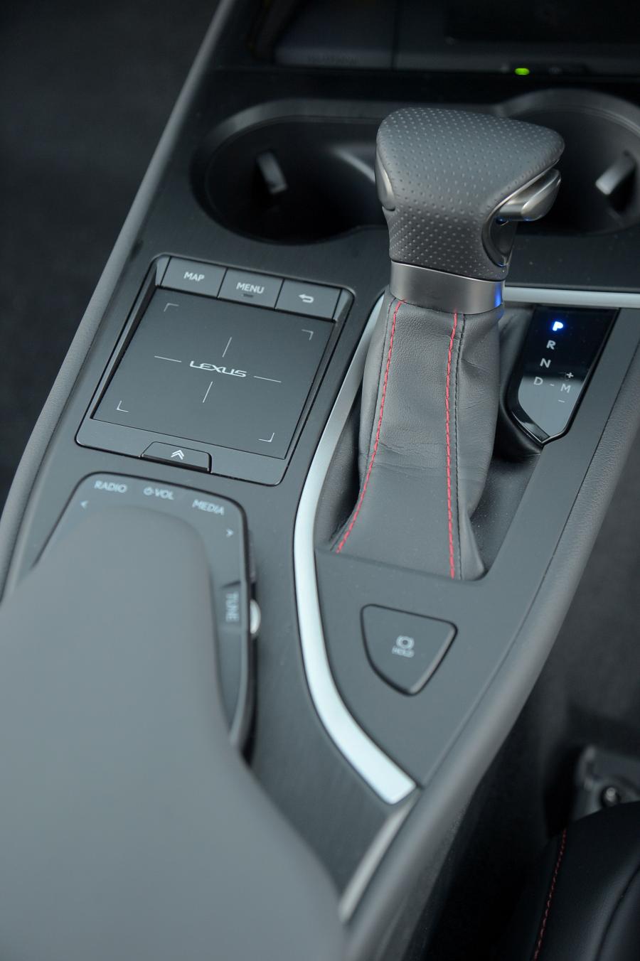 Детали интерьера Lexus UX200 F-Sport 2019 года  (ZA) (фото 28 из 39)